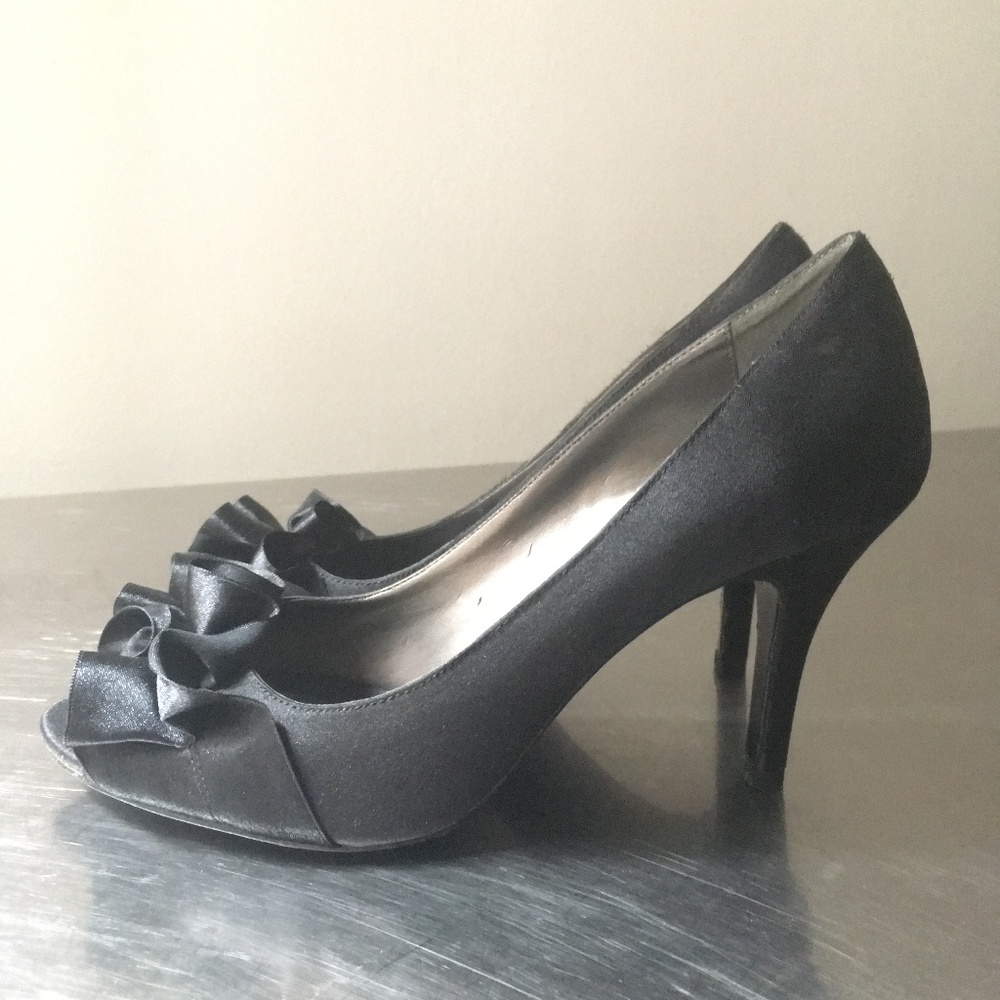 Nina Black Peep Toe Heels w Ruffle Detail Size 6.5